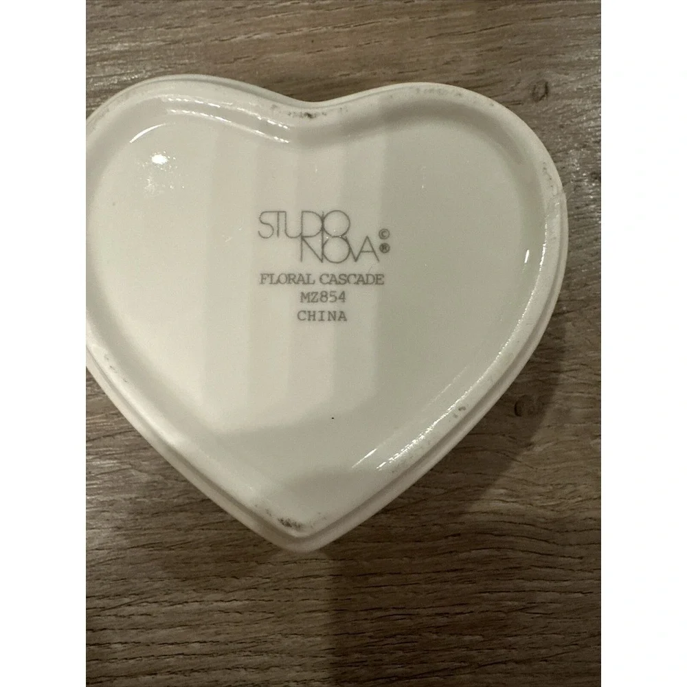 Vintage STUDIO NOVA Heart's Floral Heart Shaped Ceramic Trinket Box MZ854‎
